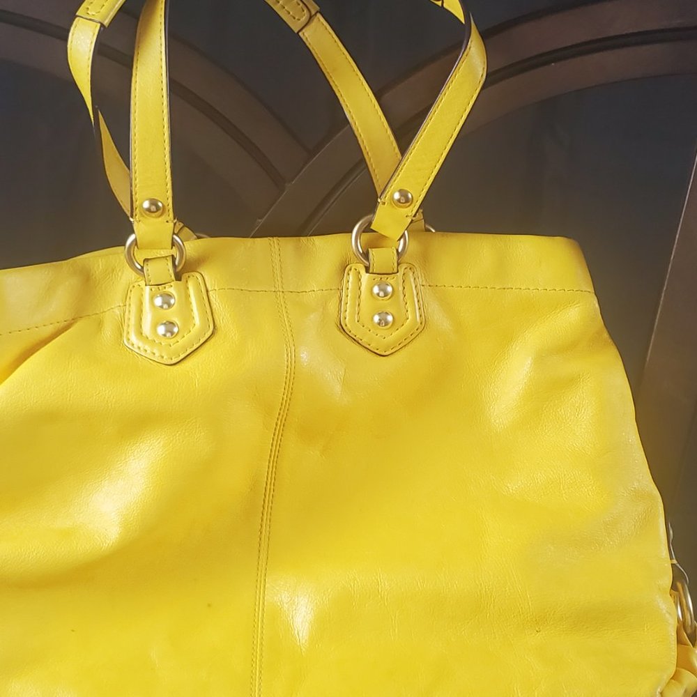 AUTHENIC YELLOW LEATHER COACH PURSE - Picture 4 of 6